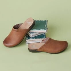 Dansko Robbie Tan Burnished Nubuck -Footwear Outlet Store S24 Roma Robbie Tan 5133 2400x2400 2d52b6fe 6720 48a2 a5ba f3640300b46a